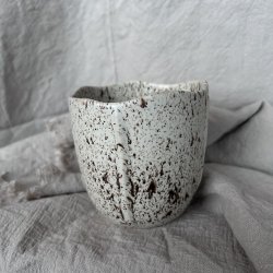 Kop med b�lgene kant