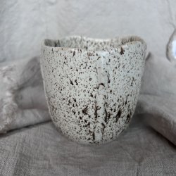 Kop med b�lgene kant