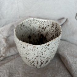 Kop med b�lgene kant