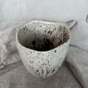 Kop med b�lgene kant