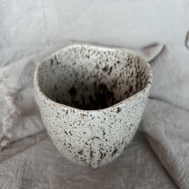 Kop med b�lgene kant